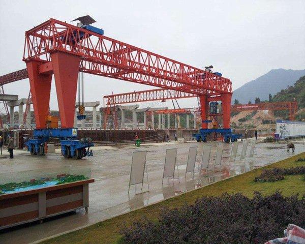 湖北黃岡輪胎龍門吊廠家 關(guān)于路橋門機零件修換時