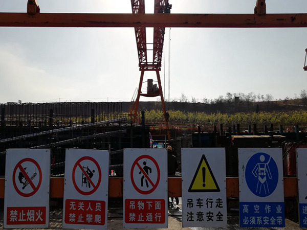 四川成都龍門吊公司比個耶