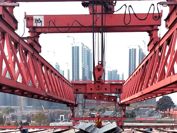 江西上饒140噸架橋機失靈時解決措施